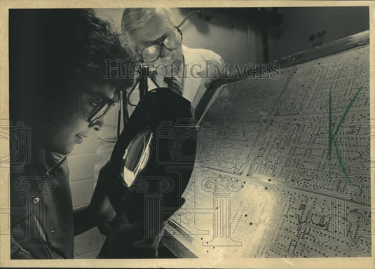 1986 Press Photo Electrotek Corp. worker Joan Girard inspects a circuit board - Historic Images