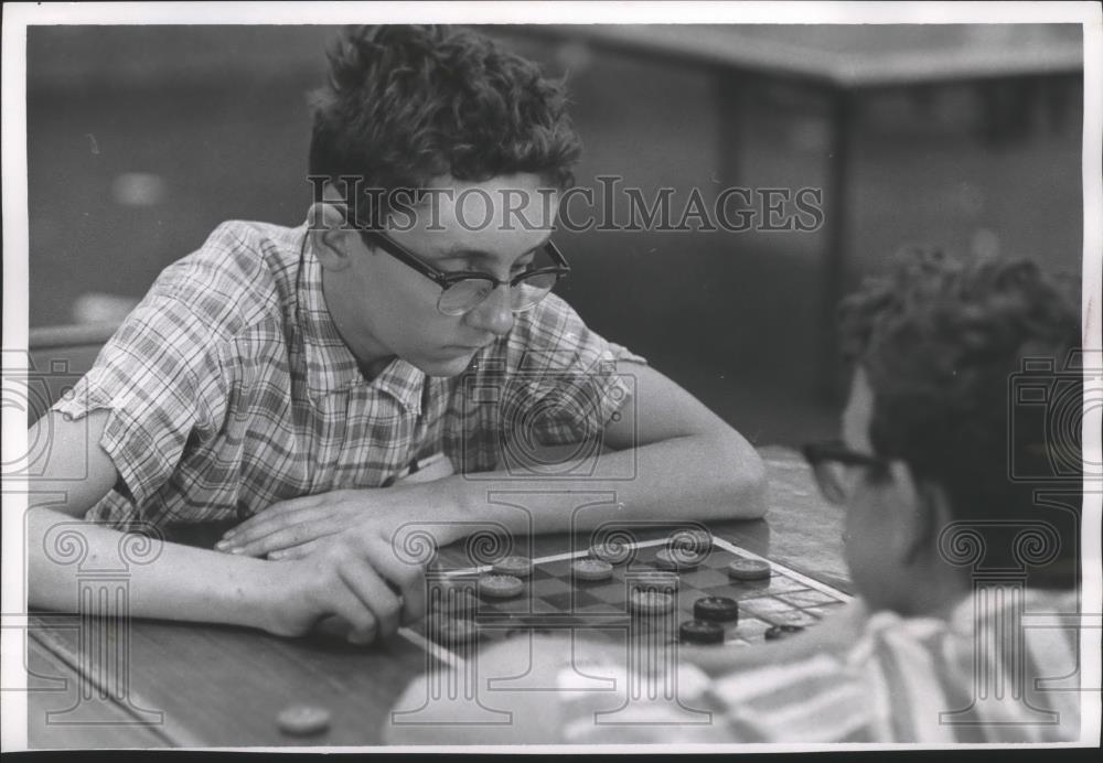 1986 Press Photo Checker Match at Franklin Place Unit of The Milwaukee Boys Club - Historic Images