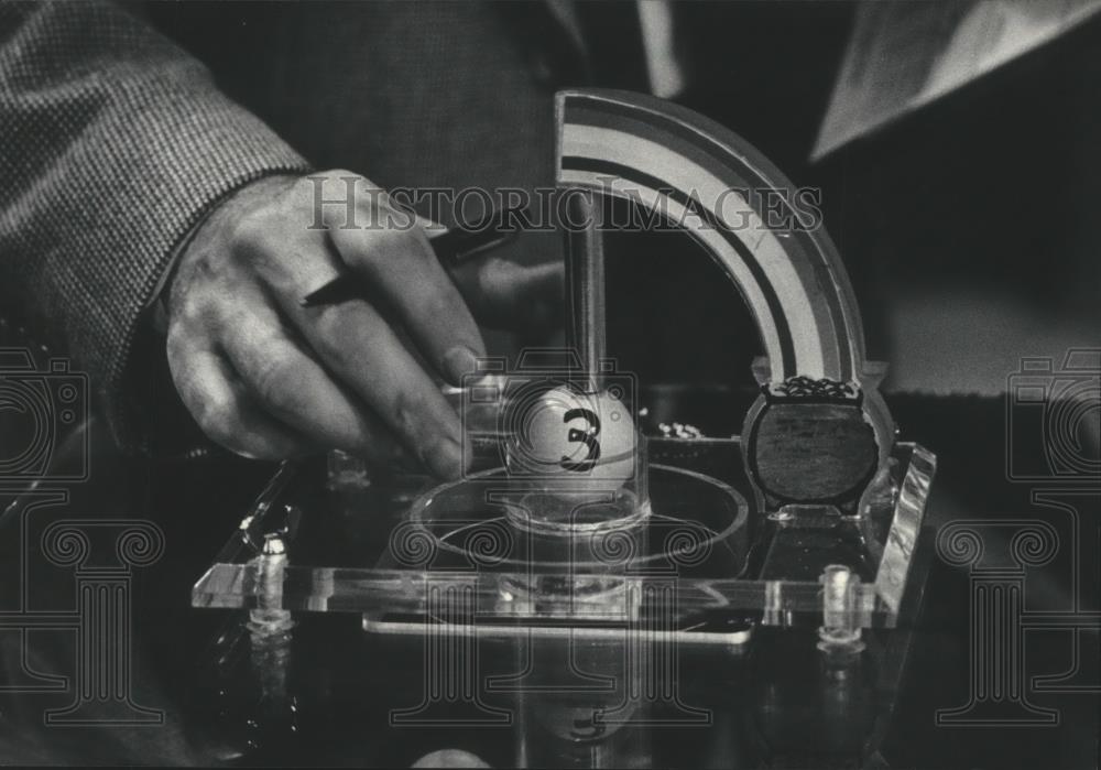 1986 Press Photo Getting Ready for the Daily Illinois Lottery Show - mjb08796 - Historic Images