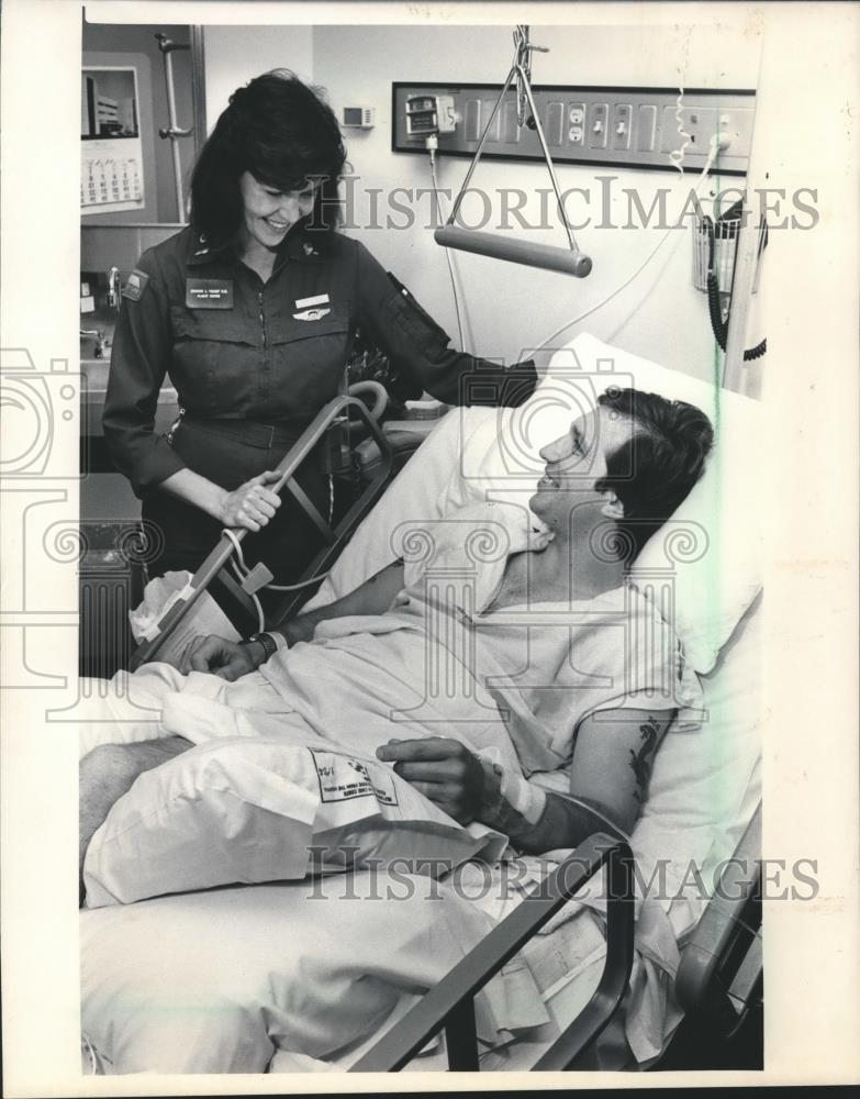 1986 Press Photo Flight nurse Sharon Yousif and Benjamin Bodoh chat after rescue - Historic Images