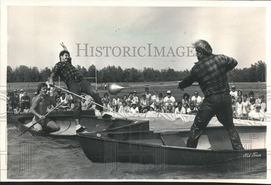 1986 Press Photo Lumberjacks Dan McDonough & Bruce Belanger Jousting, Wisconsin - Historic Images