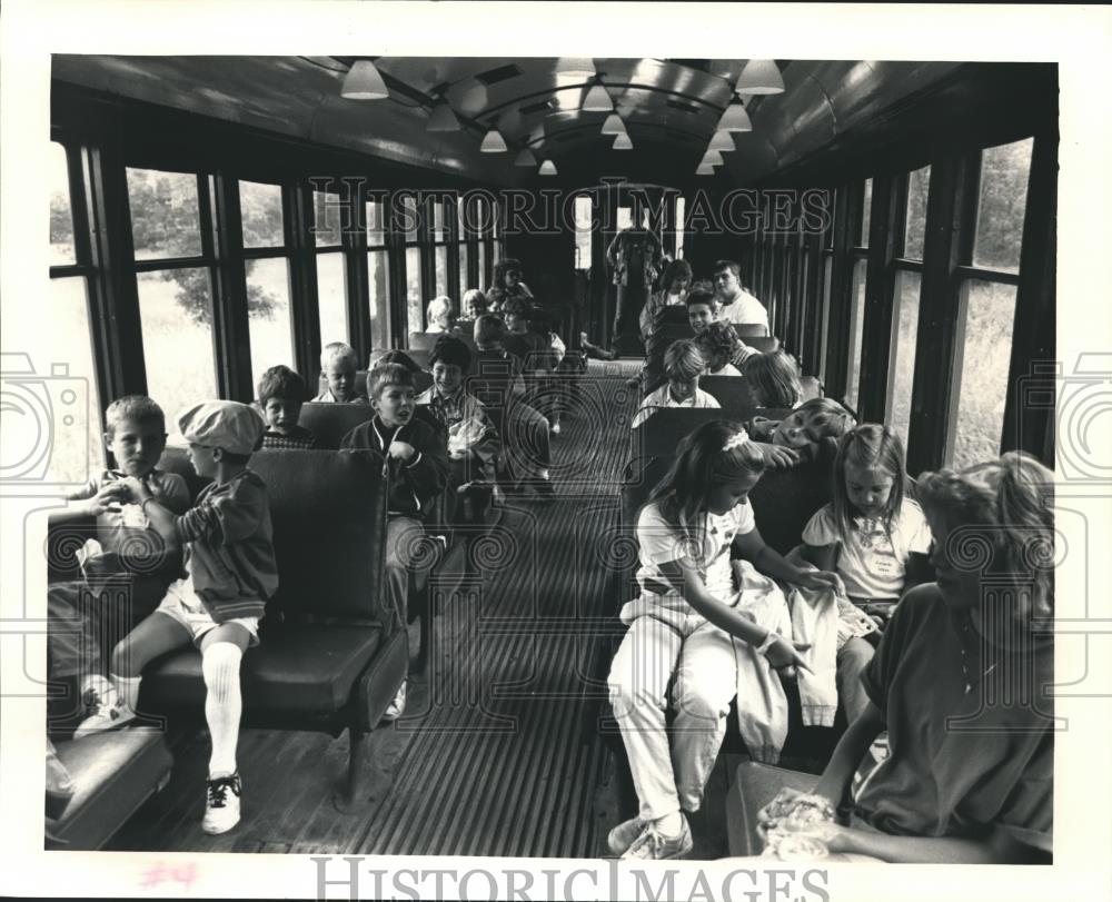 1987 Press Photo Lutheran School Children field trip on East Troy train ride - Historic Images