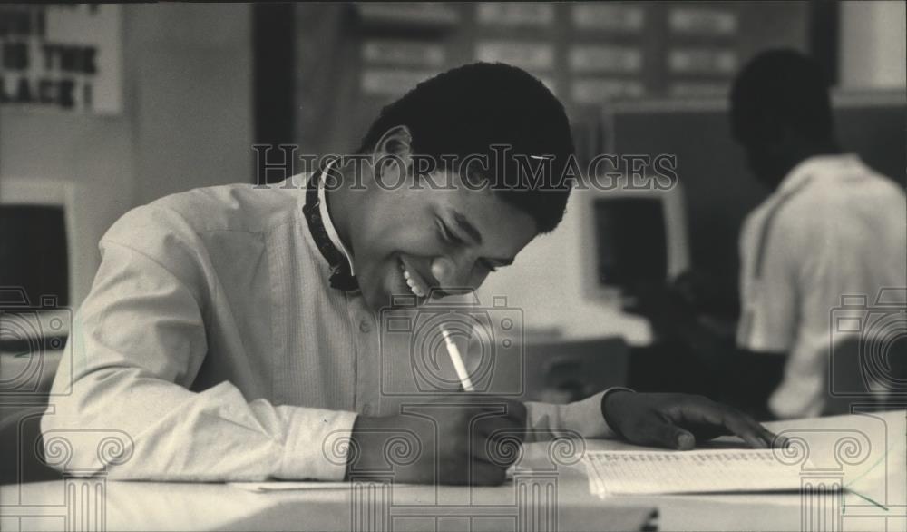1987 Press Photo Student Studying at Lincoln Alternative High School, Wisconsin - Historic Images