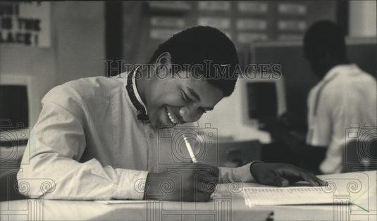 1987 Press Photo Student Studying at Lincoln Alternative High School, Wisconsin - Historic Images