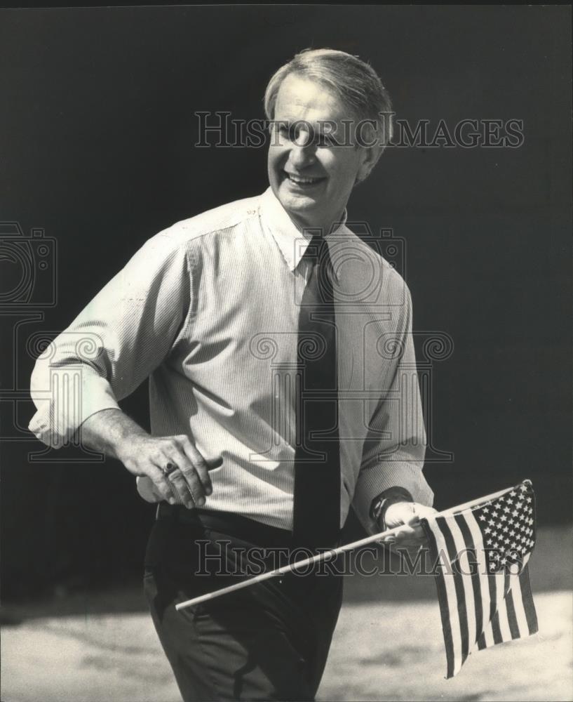 1988 Press Photo Former Governor Anthony S. Earl in West Allis Memorial Parade - Historic Images
