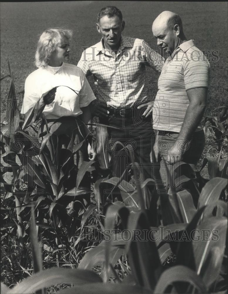 1988 Press Photo Susan Engeleiter Talks to Farmers Dick Meyer and Dan Neuburg - Historic Images