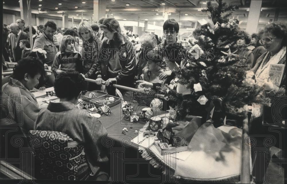1988 Press Photo Origami is demonstrated at the Folk Fair, Milwaukee, Wisconsin - Historic Images