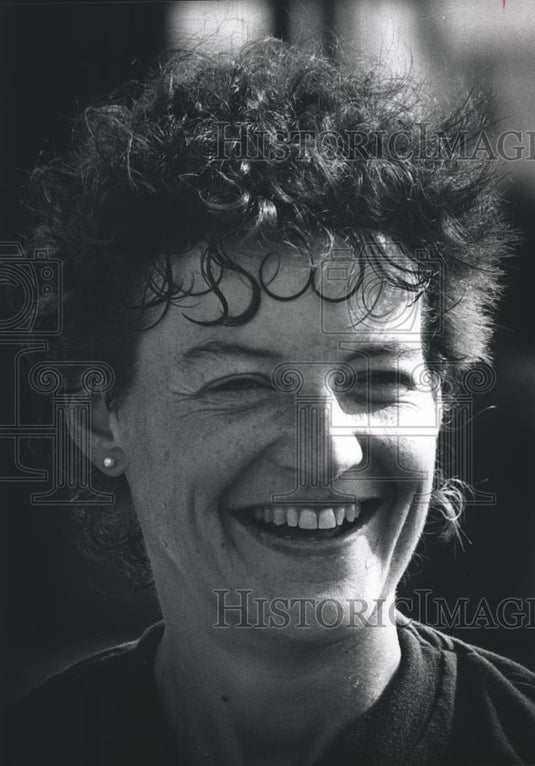 1988 Press Photo Lakefront Marathon Runner Winner Milwaukee Sandy Lovejoy Smiles - Historic Images