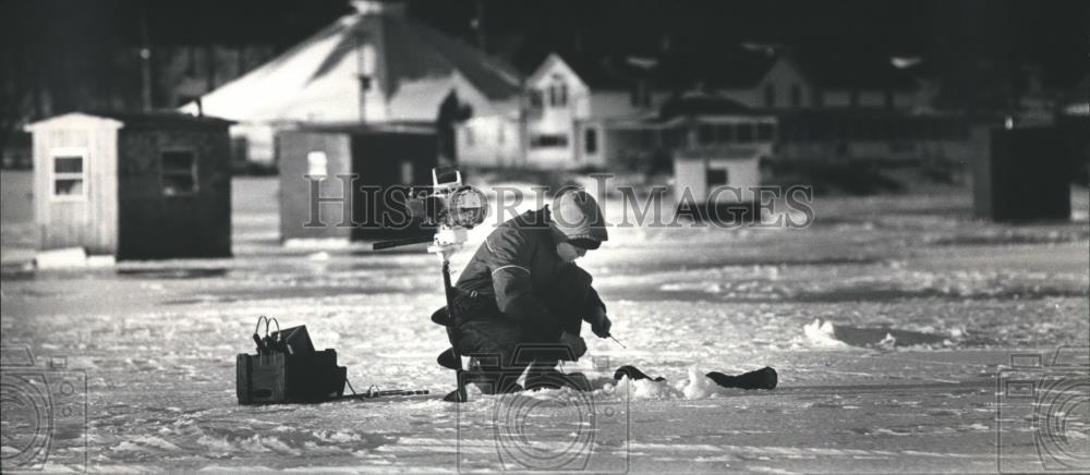 1988 Press Photo Ice Fisherman Jeff Weis Fishing On Big Cedar Lake - mjb15532 - Historic Images