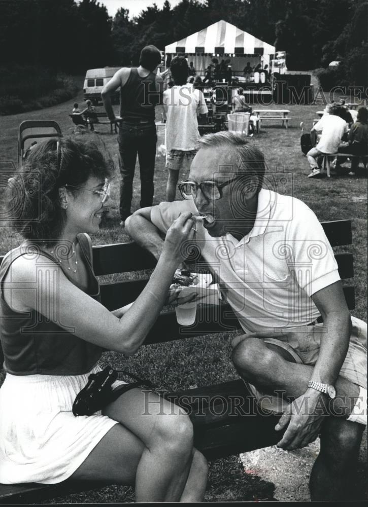 1989 Press Photo Arleen &amp; Jeremy Lynch share food at A La Carte in Milwaukee - Historic Images