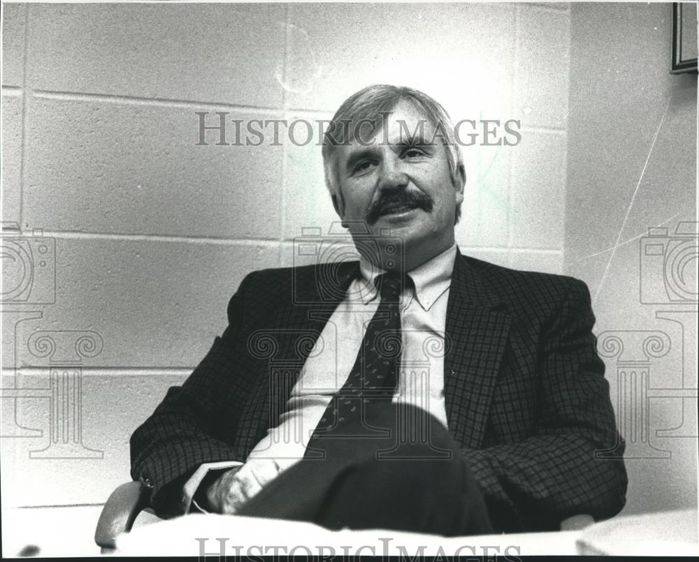 1989 Press Photo River Falls Speech Communication Professor Phil English - Historic Images