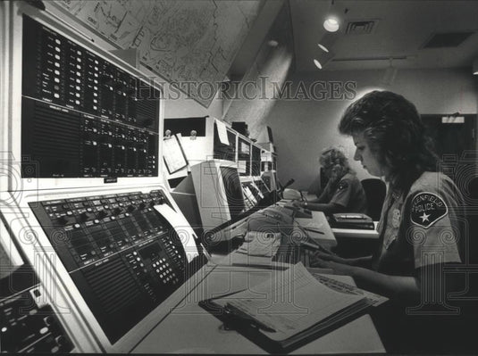 1989 Press Photo Dispatchers Carolyn Schwede and Rebecca Ronco, 911 call center - Historic Images