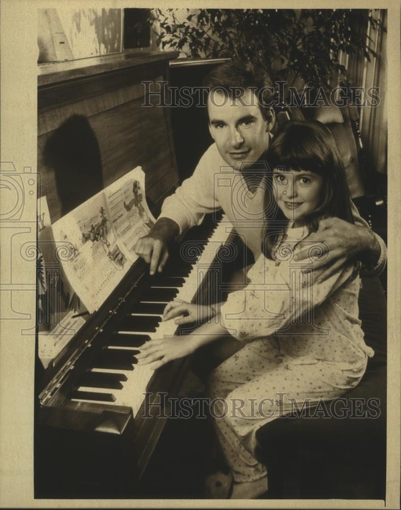 1989 Press Photo Dan Burkee &amp; daughter Lauren play piano at home in Wauwatosa - Historic Images