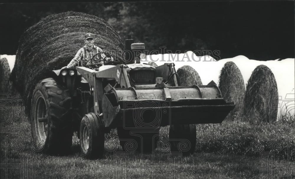 1989 Press Photo John Sager farming at Lindenwood Farms in Ozaukee County - Historic Images
