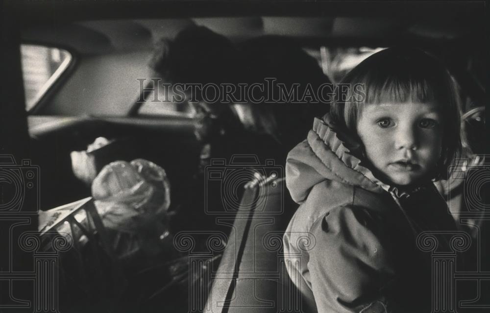 1989 Press Photo Angeline Lee Waits for Her Father Jay Burns to Pack Car - Historic Images