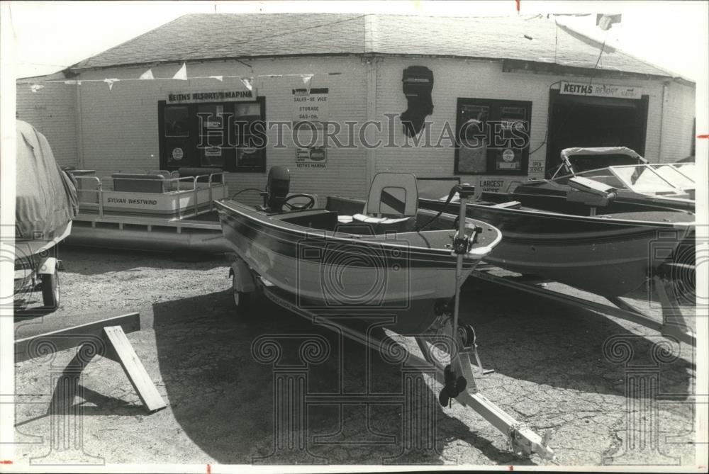 1989 Press Photo New boats have deeper hulls and a lot more comfort. - Historic Images
