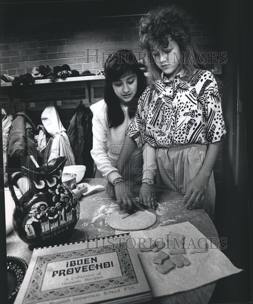 1989 Press Photo Berenice Perez, Victoria Reddin, cooking at 55th Street School. - Historic Images