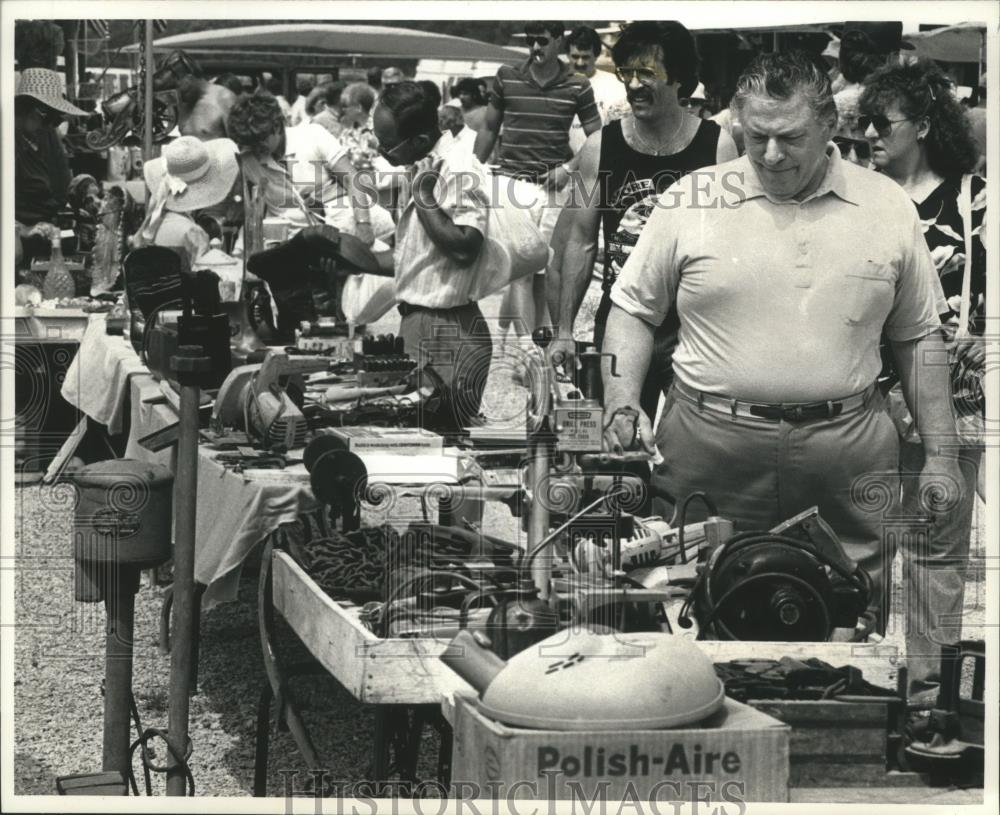 1989 Press Photo John Liccione at the 7 Mile Fair in Milwaukee - mjb06990 - Historic Images