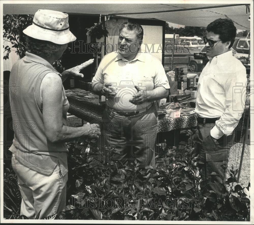 1989 Press Photo Psychologist John Liccione bartering at the 7 Mile Fair - Historic Images