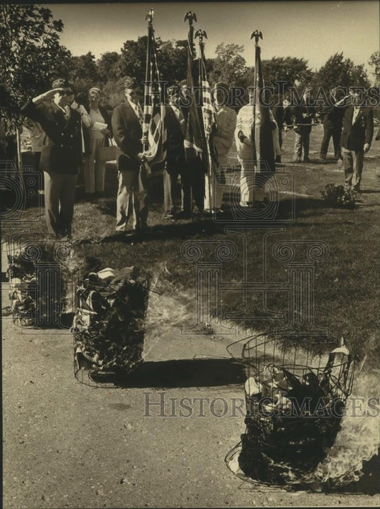 1989 Press Photo American Flag Disposal Ceremony at Saint Adalbert's Cemetery - Historic Images
