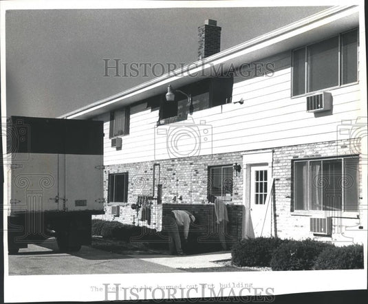 1989 Press Photo Two workers at burned out apartments in West Bend, Wisconsin - Historic Images