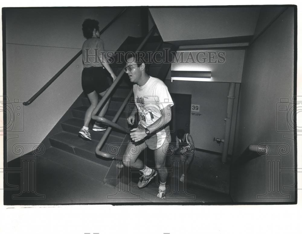 1990 Press Photo Trio of competitors race to the top of First Wisconsin Center. - Historic Images