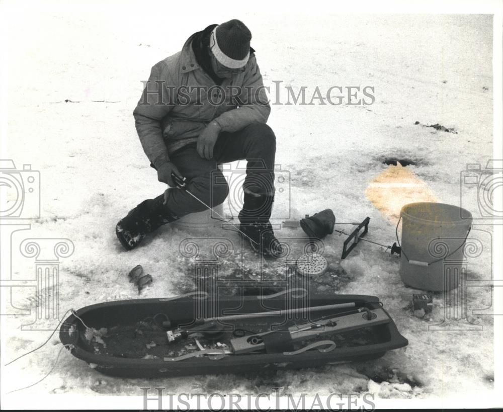 1990 Press Photo Allen Ruechel Ice fishing on Shadow Lake at Waupaca. - Historic Images