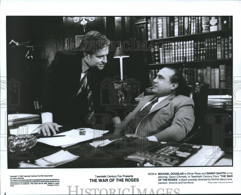 1990 Press Photo Michael Douglas and Danny DeVito in War of the Roses - Historic Images