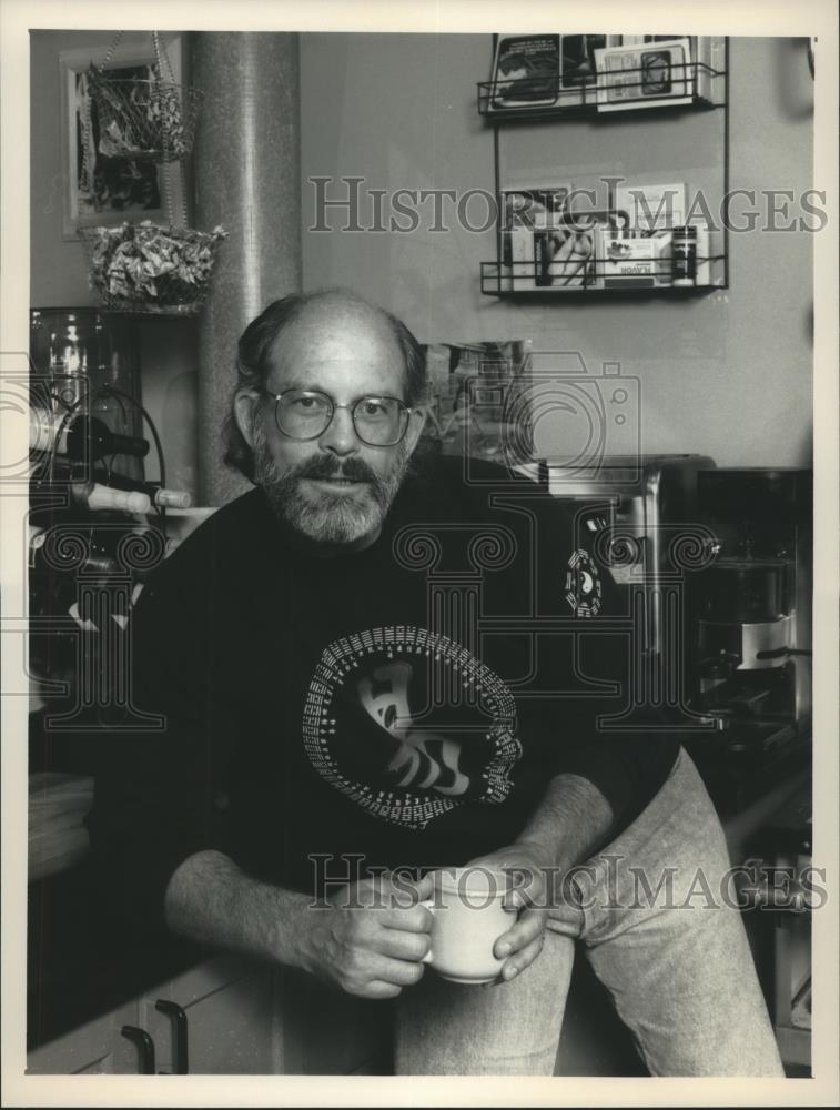 1990 Press Photo Max Gail stars in the new comedy series, Normal Life - Historic Images