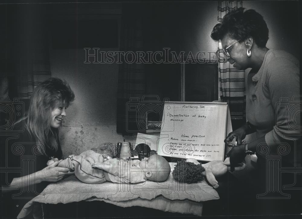 1991 Press Photo Maxine Carrington of Family Service of Milwaukee, on home visit - Historic Images