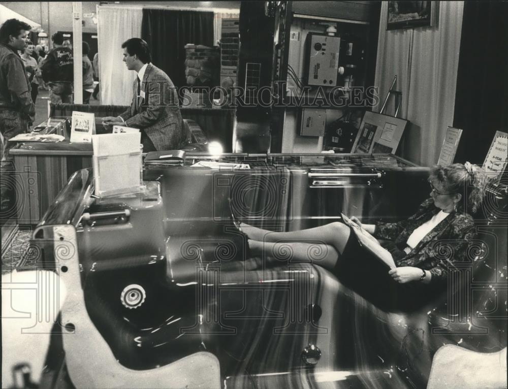 1991 Press Photo Jennifer Koch of Brookfield, Relaxes in Spa at State Fair Park - Historic Images