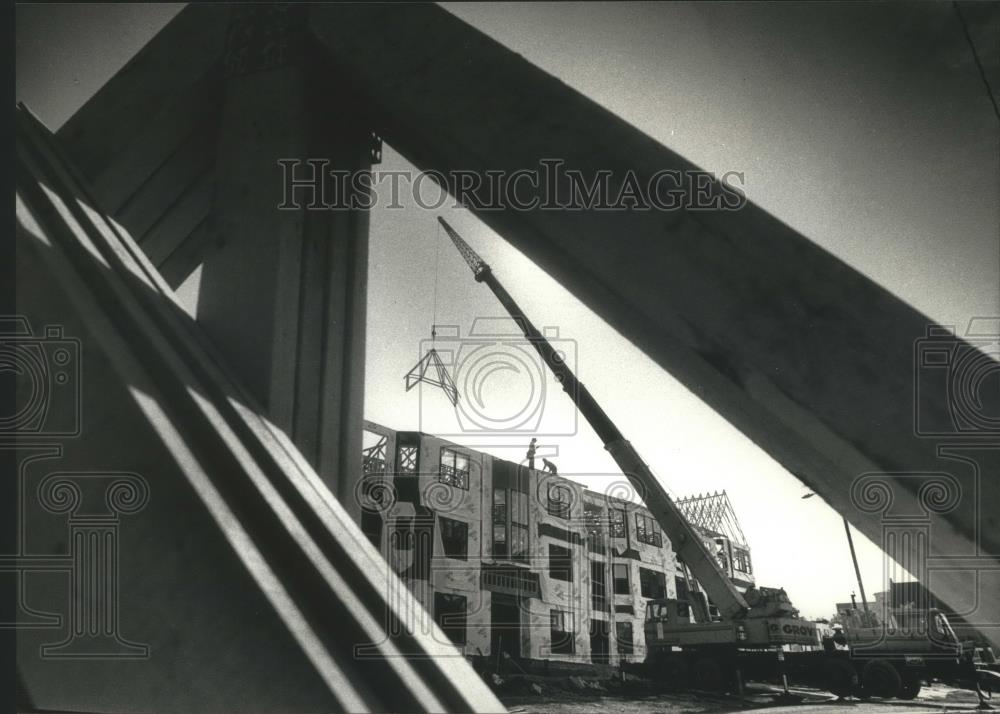 1991 Press Photo Apartment roof construction at Milwaukee's East Pointe Commons - Historic Images