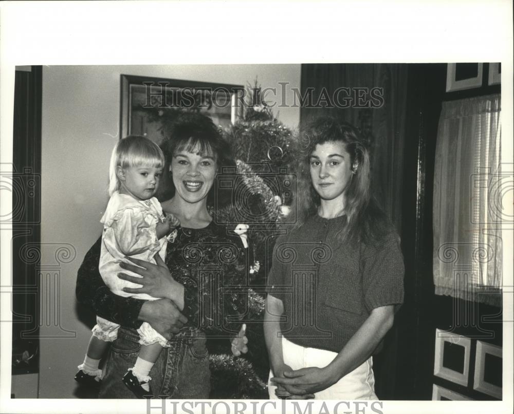 1991 Press Photo Kathryn Johannes saves 21 month old Caitlin Stumpner last month - Historic Images