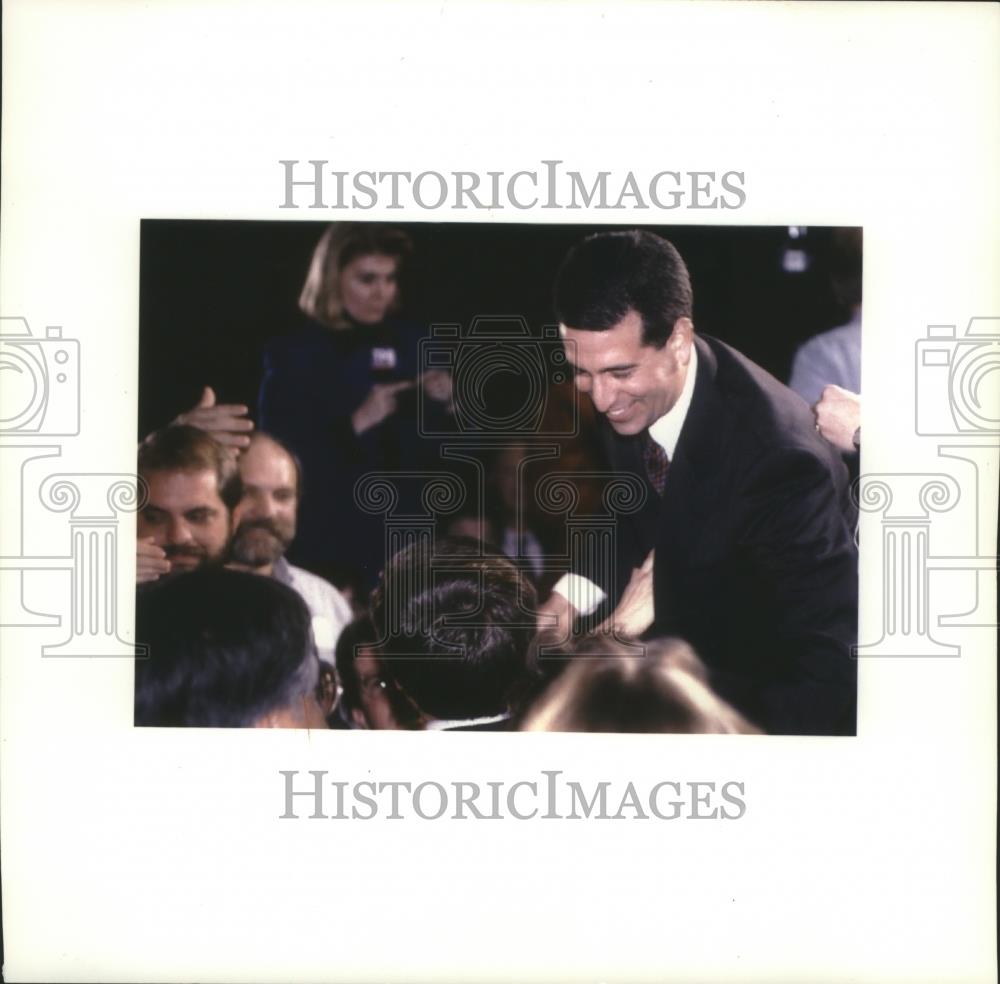 1992 Press Photo Russ Feingold thanks supporters after his victory in Middleton - Historic Images