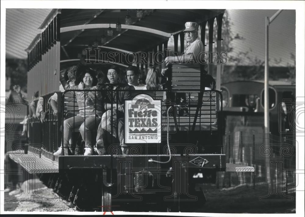 1992 Press Photo A German themed train at the Fiesta Texas theme park - Historic Images