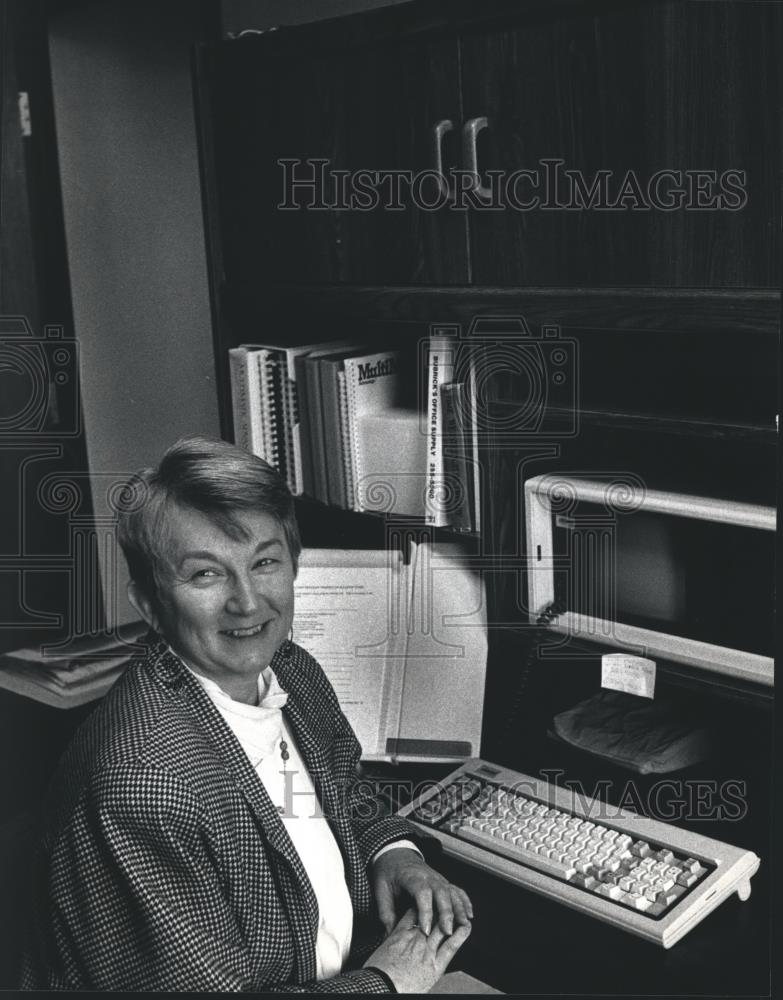 1992 Press Photo Alice Foley, Director of Milwaukee Mediation Center - mjb07674 - Historic Images