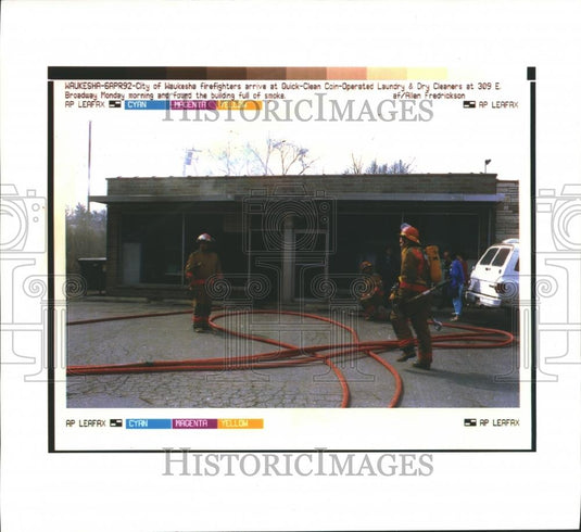 1992 Press Photo Waukesha Firefighters set up hoses at Quick-Clean Laundry - Historic Images