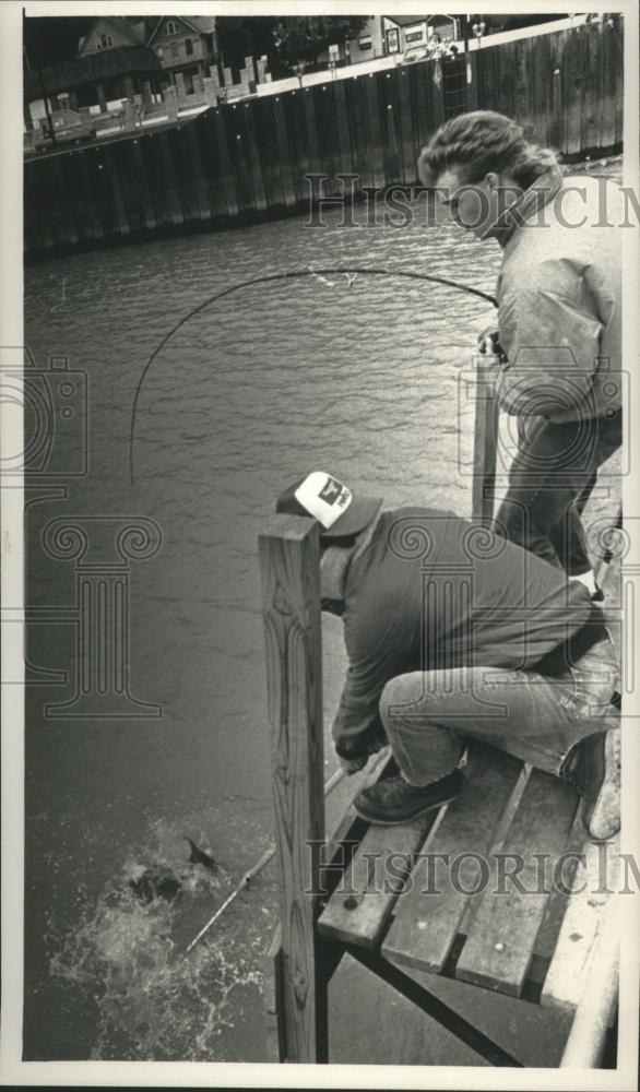 1992 Press Photo Jeramie Goratowski of Saukville lands a 15-pound salmon - Historic Images