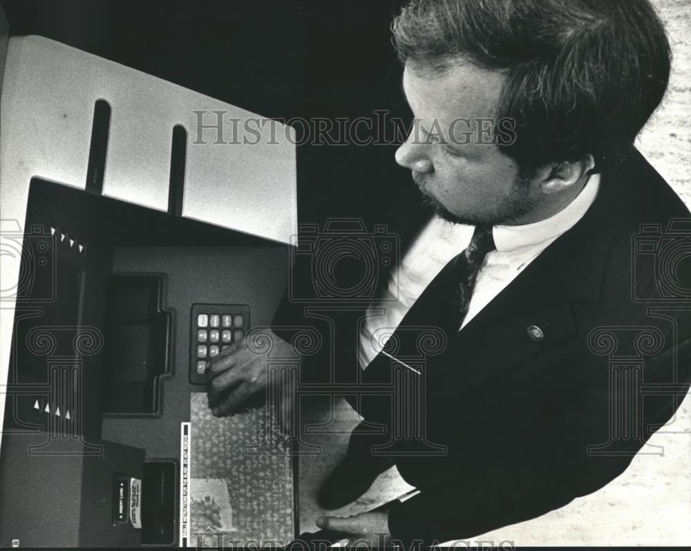 1992 Press Photo First Wisconsin National Bank Installs Braille Panel on ATM - Historic Images