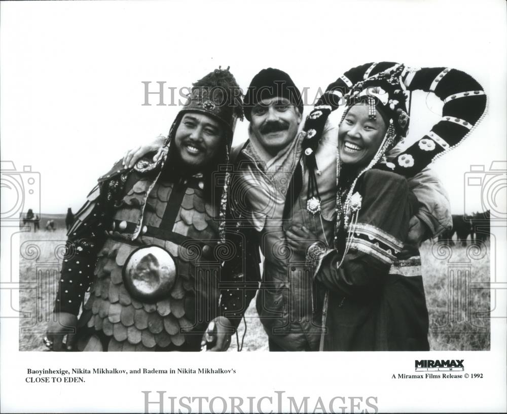 1992 Press Photo Baoyinhexige, Nikita Mikhalkov & Badema in Close to Eden. - Historic Images