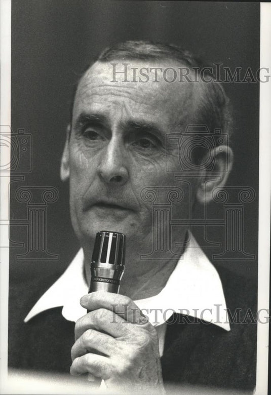 1993 Press Photo Lawrence Farrell, Ex- Village of Pewaukee president. - Historic Images