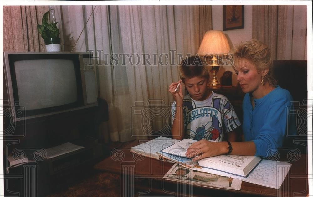 1993 Press Photo Anita Hagen Helps Her 11-Yesr-Old Son Nigel With Homework - Historic Images