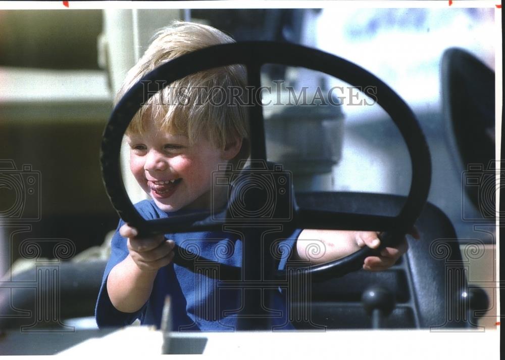 1993 Press Photo Christopher Fischer enjoys the Wisconsin Farm Progress Days - Historic Images