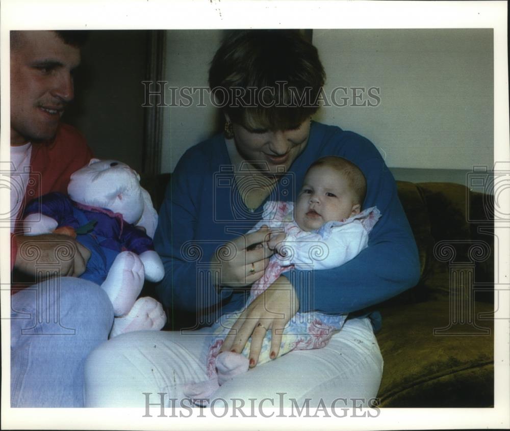 1993 Press Photo Julia Lorenz and Her Mother and Father, Wisconsin - mjb05624 - Historic Images