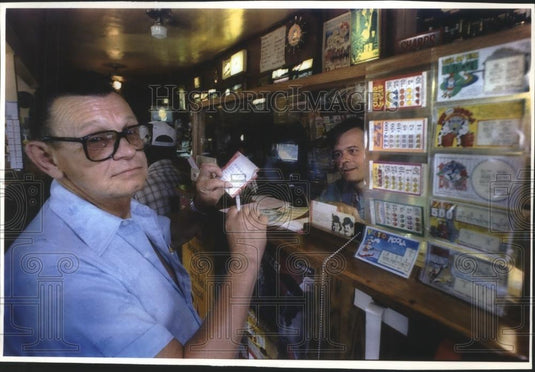 1993 Press Photo Erv Czarapata purchases a Powerball lottery ticket in Wisconsin - Historic Images