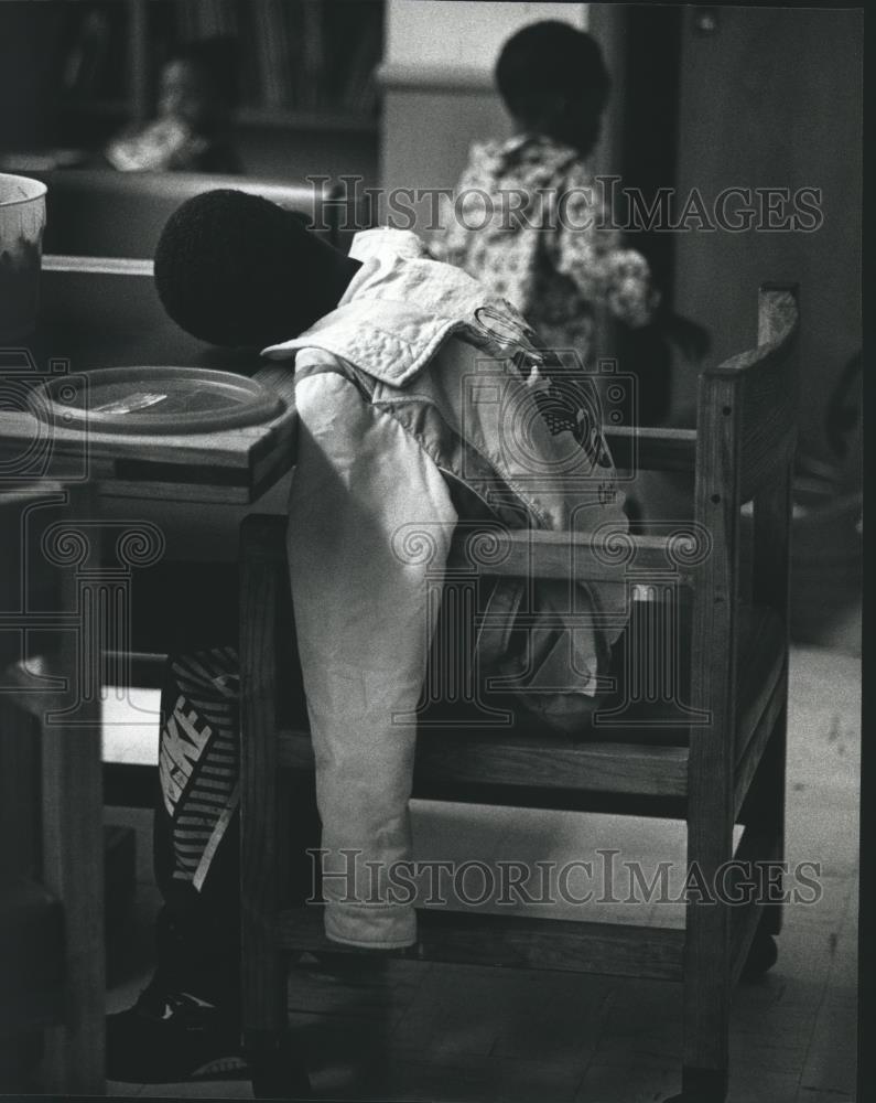 1993 Press Photo Foster child John, rests his head at Safe House, Milwaukee - Historic Images