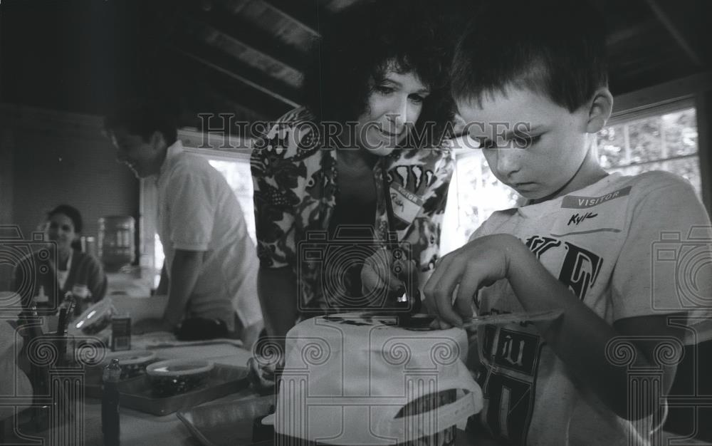 1994 Press Photo Ruth Ghring helps Kyle Wenzel decorate a hat, Wisconsin - Historic Images