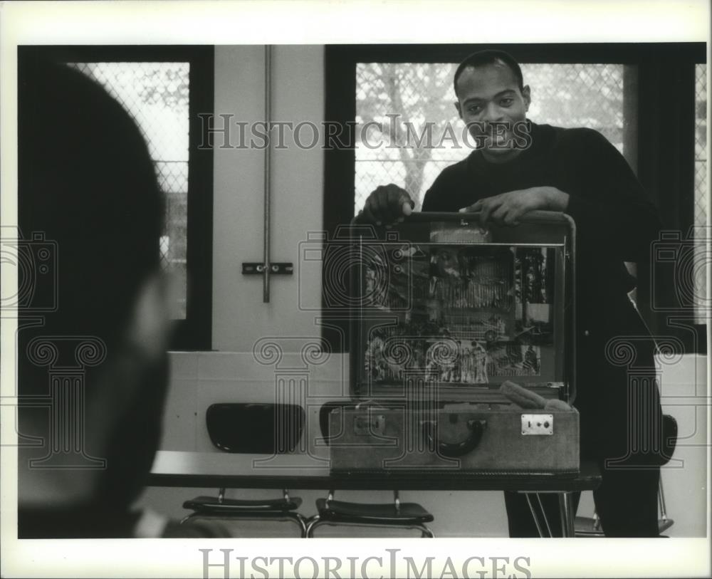 1994 Press Photo Milwaukee health department worker Olusegun Sijuwade - Historic Images
