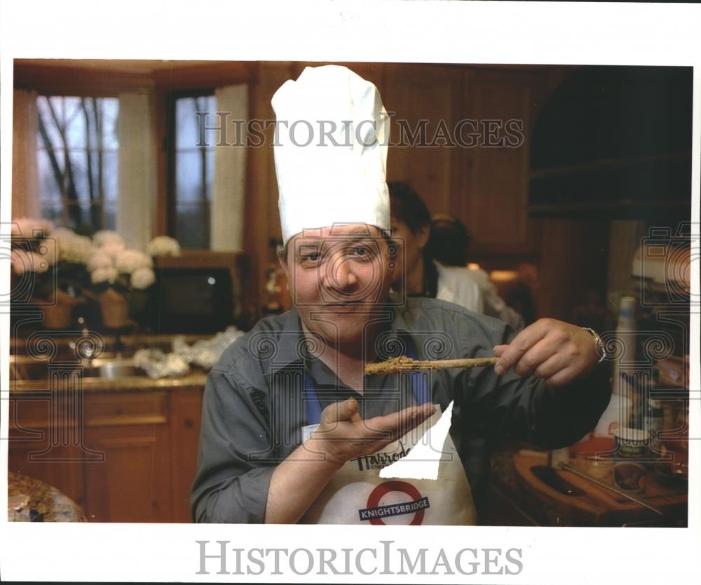 1994 Press Photo Milwaukee Ballet Music Director Daniel Forlano Cooks Food - Historic Images