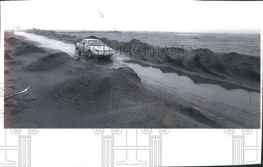 1994 Press Photo Gene Henckler Drives on Bottom Road Through Flooded Farm Fields - Historic Images